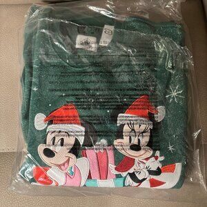 NWT Disney Mickey and Minnie Sweatshirt Geen with presents Size 1X